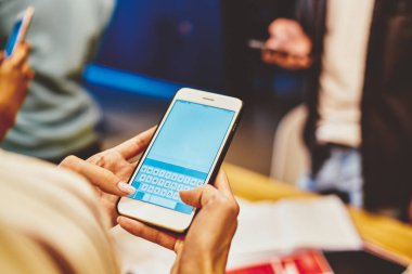 Boş monitörlü, cep telefonu tutan bir kadının görüntüsü sohbet için yeni bir uygulama üzerinden mesaj gönderiyor. Yeni nesil bir kadın 4G internet bağlantısı ile modern akıllı telefon kullanıyor.