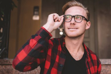 Rahat giyinen, kitap okuyan, kahve içen, bardakları ayarlayan, evin dışındaki merdivenlerde oturan genç bir adam hayal ediyorum.