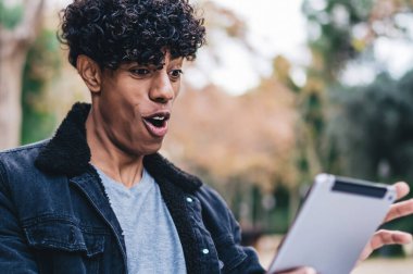 Şok olmuş erkek blogcu boş günlerini sokak kafeteryasında geçiriyor. İnternet sitesinde oynanan online oyunda kazanılan galibiyete şaşırıyor. İyi eleştirilerden gelen dokunmatik bloknot sayesinde olumlu yorumlar okuyan bir adam.