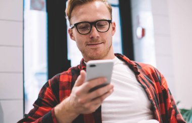 Kendine güveni tam, stil sahibi, serbest çalışan, akıllı telefon izleyen, kahve servisi yapan, dinlenme odasında dinlenen biri.