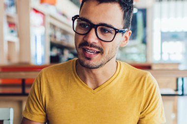 Günlük giysiler ve gözlükler içinde kendinden emin bir işçi ekin ortağı ile başlangıç yapıyor. Stratejimizi tartışıyor, kafede oturmuş sıcak bir şeyler içiyoruz.