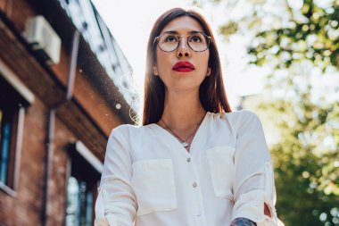 Eğitimi için ekipmanı olan zeki bir kadın dışarıda duruyor ve üniversite meslektaşını bekliyor, çekici İspanyol kadın gazeteci şehir sokaklarında öğrenmek için not defteri tutuyor.