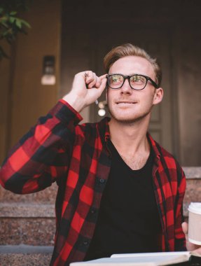 Rahat giyinen, kitap okuyan, kahve içen, bardakları ayarlayan, evin dışındaki merdivenlerde oturan genç bir adam hayal ediyorum.