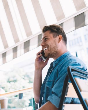 Sıradan giyinen, arkadaşlarıyla iletişim kuran, kahve içen, kafeteryadaki ortağıyla dinlenen ve gözlerini başka yöne çeviren zeki bir adamdan.