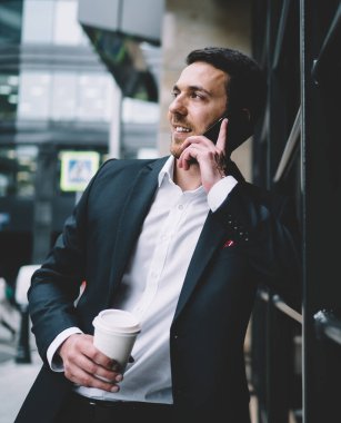 Zarif takım elbiseli, gülümseyen bir adamdan telefonla arkadaşınla iletişim kurup ara verip sokakta kahve içip gözlerini kaçıran bir adamdan.