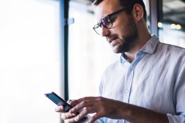 Şaşırmış erkek profesyonel patron akıllı telefon modunda kurumsal sorunları çözmek için mobil e-posta alırken mesajları okuyor, ticaret web sitesinde para alışverişini kontrol eden kafası karışık finans uzmanı