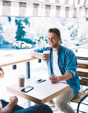 Gündelik giyinen hipster 'ın ekin adamla iletişim kurup, çitlere yaslanmış bir fincan kahve içerek ve kafeteryada birbirlerine bakarak eğlenmesine sevindim.
