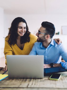 Dizüstü bilgisayarda çalışan birkaç tele-işçi, dizüstü bilgisayarda başarılı bir şekilde anlaştıktan ve birbirlerine baktıktan sonra gülümseyen kadın ve erkeklerden hoşlanıyor.