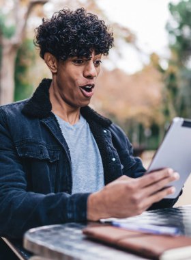 Şok olmuş erkek blogcu boş günlerini sokak kafeteryasında geçiriyor. İnternet sitesinde oynanan online oyunda kazanılan galibiyete şaşırıyor. İyi eleştirilerden gelen dokunmatik bloknot sayesinde olumlu yorumlar okuyan bir adam.