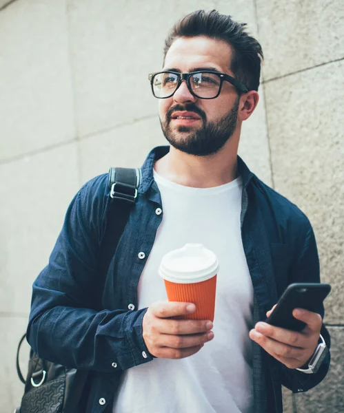 Bonito Caucasiano Hipster Cara Desgaste Casual Óculos Usando Telefone Celular — Fotografia de Stock