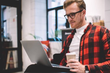 Modern kafeteryada kahve siparişi verirken dizlerinin üstünde dizlerinin üzerinde dizlerinin üstüne çöküp gülümseyen zeki serbest yazar.