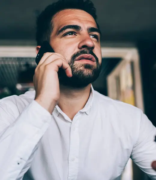Homem Caucasiano Pensativo Camisa Branca Concentrada Durante Conversa Telefônica Móvel — Fotografia de Stock