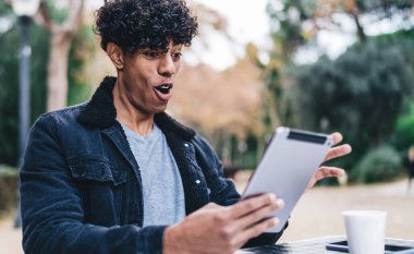 Şok olmuş erkek blogcu boş günlerini sokak kafeteryasında geçiriyor. İnternet sitesinde oynanan online oyunda kazanılan galibiyete şaşırıyor. İyi eleştirilerden gelen dokunmatik bloknot sayesinde olumlu yorumlar okuyan bir adam.