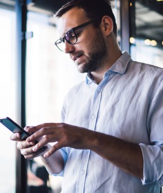 Şaşırmış erkek profesyonel patron akıllı telefon modunda kurumsal sorunları çözmek için mobil e-posta alırken mesajları okuyor, ticaret web sitesinde para alışverişini kontrol eden kafası karışık finans uzmanı