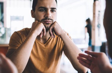 Günlük giysiler içinde, ciddi şekilde yorgun genç serbest çalışan. Ekin partneriyle bir başlangıç yaratıyor. Kafede el ele oturarak strateji tartışıyor.