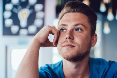 Rahat ve sakin bir genç adam hayal ediyorum. Eline yaslanmış, kafeteryada oturmuş, gözlerini kaçırıyor.