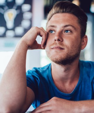 Rahat ve sakin bir genç adam hayal ediyorum. Eline yaslanmış, kafeteryada oturmuş, gözlerini kaçırıyor.