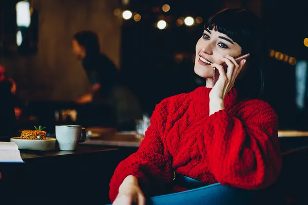 Fröhliche Junge Frau Freizeitkleidung Mit Smartphone Chat Mit Freundin Die — Stockfoto