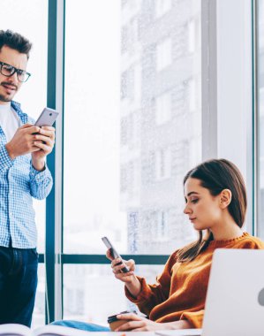 Kafkas ortakları cep telefonlarında uygulama üzerinden iletişim alışverişi, bluetooth bağlantısı ve uygulaması üzerinden kadın meslektaşıgadget multimedya dosyaları göndererek modern akıllı telefon tutan adam