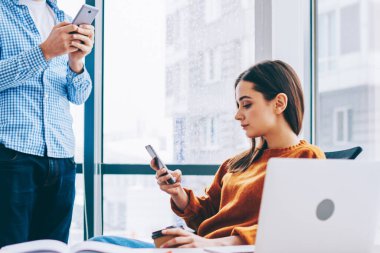 Kafkas ortakları cep telefonlarında uygulama üzerinden iletişim alışverişi, bluetooth bağlantısı ve uygulaması üzerinden kadın meslektaşıgadget multimedya dosyaları göndererek modern akıllı telefon tutan adam