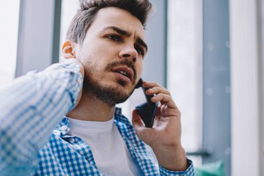 4g internete bağlı akıllı telefon konuşması sırasında müşteri hizmetlerine çağrı ve hesap dengesi ile sorunları çözme şaşkın genç adam, ciddi hipster adam çağrı üzerinde yoğunlaştı