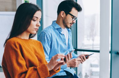 Bin yıllık hipster kız ve adam birlikte oturan gerçek konuşma tercih modern akıllı telefonlar ve 4g internet bağlantısı, modern cihazlara bağımlılığı üzerinden sosyal ağlarda sohbet tercih görmezden