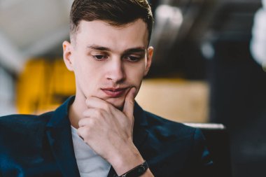 Konsantre erkek yazılım geliştirici modern netbook üzerinden iş ortağı ile online iyi internet bağlantısı kullanarak iletişim için dizüstü bilgisayar uygulaması güncelleme