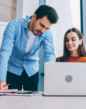 Internet tarama için ücretsiz wifi bağlantısı kullanarak modern ofiste kahve molası sırasında öğretici web semineri izlerken Pozitif erkek iş arkadaşları, başarılı ortaklar okuma dizüstü bilgisayar üzerinden e-posta aldı