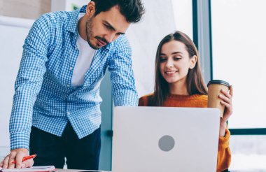 Internet tarama için ücretsiz wifi bağlantısı kullanarak modern ofiste kahve molası sırasında öğretici web semineri izlerken Pozitif erkek iş arkadaşları, başarılı ortaklar okuma dizüstü bilgisayar üzerinden e-posta aldı