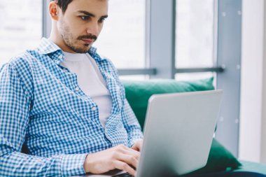 Ciddi erkek yazılım geliştiricisi netbook internet tarama için 4g kablosuz bağlı sertifikasyon eğitimi için öğretici websemineronline izlerken modern dizüstü bilgisayar cihazı üzerinde uzaktan çalışan