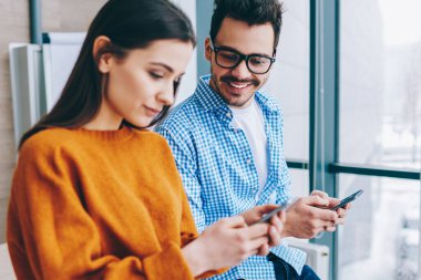 Modern akıllı telefonlar kullanarak Pozitif bin yıllık hipster çocuklar gerçek konuşma görmezden, genç erkek ve kadın çalışanlar teknolojileri ve internet ağ bağımlısı ve hücresel üzerinden sohbet