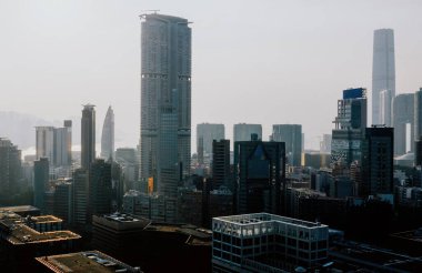 Hong Kong modern gökdelenlerinin hava manzaralı manzarası. Şehir insansız hava aracı görüşü, kurumsal işletme ve finansal işletme binalarının siluetleri. Başkent altyapısı