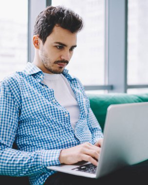 Ciddi erkek yazılım geliştiricisi netbook internet tarama için 4g kablosuz bağlı sertifikasyon eğitimi için öğretici websemineronline izlerken modern dizüstü bilgisayar cihazı üzerinde uzaktan çalışan