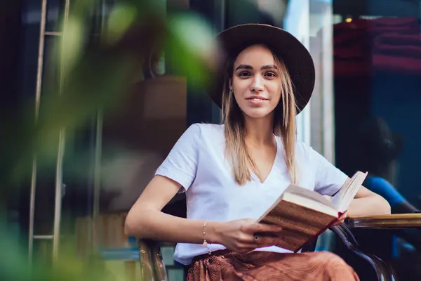 Mujer Alegre Ropa Moda Libro Lectura Sombrero Mientras Está Sentado — Foto de Stock