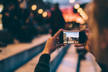 Yolculuk sırasında şehir merkezini fotoğraflayan kadın neslin arka plan görüntüsü sosyal medya sitesine resim paylaşmak için 4G kablosuz bağlantısına bağlı, bin yıllık kadın kamerayla fotoğraf çekiyor