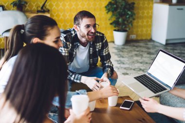 Yukarıdaki zeki, neşeli öğrencilerden kahve içen ve bilgisayardaki işlemler hakkında konuşan bir arkadaş.