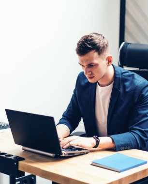 Ciddi erkek girişimci duygu ofis iç masada otururken dizüstü bilgisayarda çalışırken alınan e-posta şaşkın, netbook üzerinde resmi giyim klavye e-posta konsantre adam