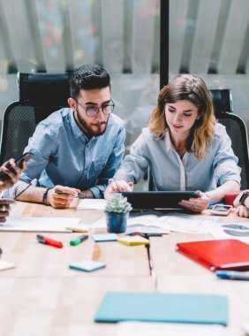 Kafkas yaratıcı çalışan grubu, toplantı sırasında ofis masasında otururken proje fikirlerini tartışıyor ve iş çözümlerini araştırıyor. dört genç çalışan beyin fırtınası ve görüş paylaşımı