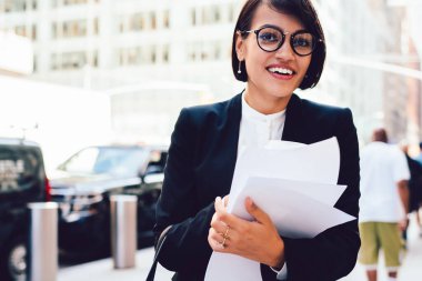 Neşeli kadın girişimci harcama iş yarım uzunlukta portre iş başlangıç projesi hakkında bilgi ile kağıt raporu ile kentsel ayar üzerinde mola, mutlu kadın bankacı kamera gülümseyen