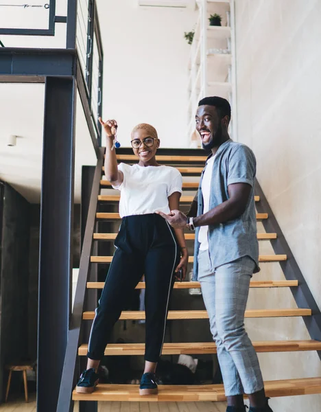 Веселе Американське Подружжя Африканців Показує Ключі Від Дому Стоячи Сходах — стокове фото