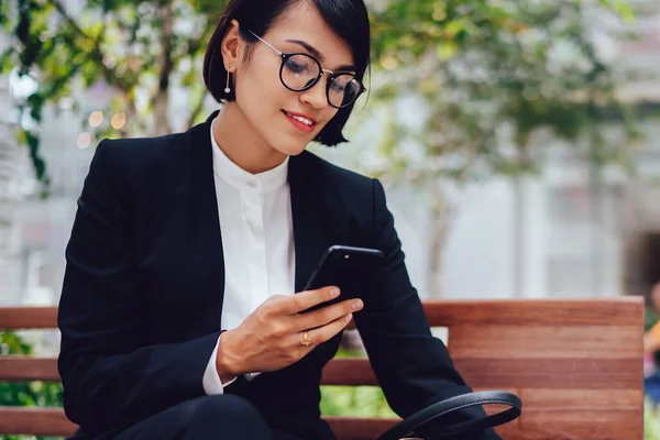 Vizyon düzeltme okuma için gözlük Pozitif kadın girişimci kahve molası sırasında şehir bankında otururken ofiste işin mali tarafı hakkında bilgi ile patrondan e-posta aldı