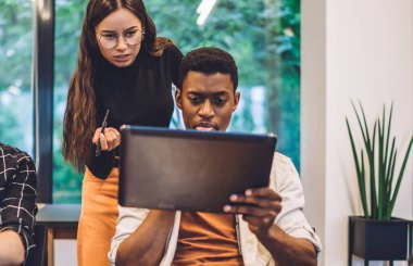 Uzaklık çalışması için dijital teknolojiye bağlı kamu sitesinde yararlı bilgiler arayan yetenekli milenyum öğrencileri, çevrimiçi satış yaptıkları için ucuz bilet ayırtan gençler