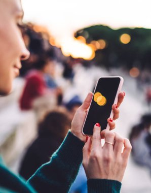 Bin yıllık hippi kızı akıllı telefonu taklit ederek sörf yaparken sosyal ağlara mesaj bilgilerini paylaşmak için yayın yapıyor, boş cep telefonu kullanan kadın nesli.