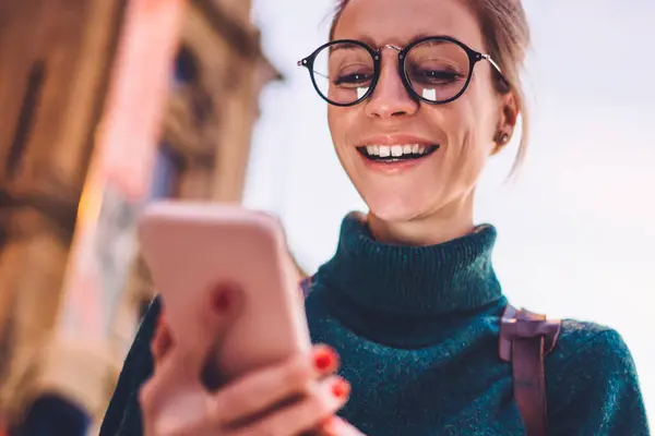 Níže Pohled Šťastnou Usměvavou Ženu Módních Brýlích Smějící Během Online — Stock fotografie