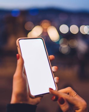 Arama medyası dosyaları için metin yazan ve cep telefonunda 4g kablosuz olarak 4g kablosuz ağ kullanan dokunmatik ekran ile sosyal ağlar paylaşan bin yıllık kadın blog yazarının kırpılmış resmi, numara çeviren kadın
