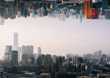 Gelecekçi çoklu evren dünya konsepti. Şehir merkezi, gökdelenlerin altında ufuk çizgisi ve şehir manzarası var. İki paralel dünya. Alternatif gerçeklik boyutu