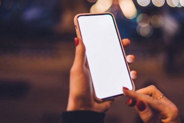 Arama medyası dosyaları için metin yazan ve cep telefonunda 4g kablosuz olarak 4g kablosuz ağ kullanan dokunmatik ekran ile sosyal ağlar paylaşan bin yıllık kadın blog yazarının kırpılmış resmi, numara çeviren kadın