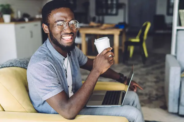 Boční Pohled Mladé Usmívající Vousatý Afroameričan Nosí Brýle Sedí Křesle — Stock fotografie
