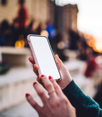 Akıllı telefon aygıtı için yeni bir konum uygulaması yüklemek için 4G internet kullanan bin yıllık hippi kız görüntüsü, açık havada boş cep telefonu sohbeti yapan yeni nesil kadın.