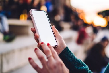 Akıllı telefon aygıtı için yeni bir konum uygulaması yüklemek için 4G internet kullanan bin yıllık hippi kız görüntüsü, açık havada boş cep telefonu sohbeti yapan yeni nesil kadın.